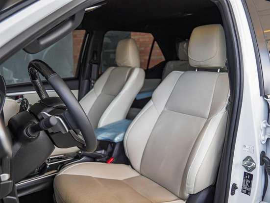 TOYOTA-HILUX SW4-2025