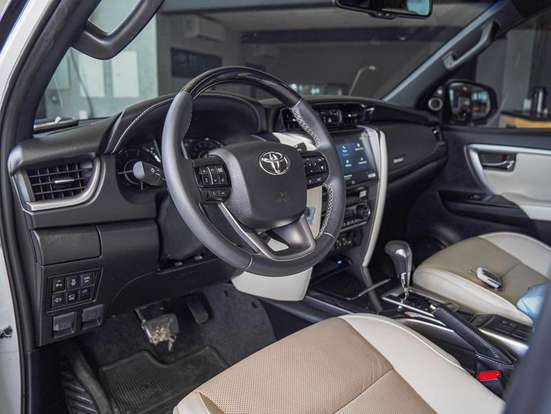 TOYOTA-HILUX SW4-2025