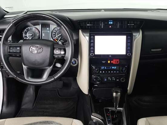 TOYOTA-HILUX SW4-2.8 D-4D TURBO DIESEL DIAMOND 7L 4X4 AUTOMÁTICO TOYOTA-HILUX SW4-2023
