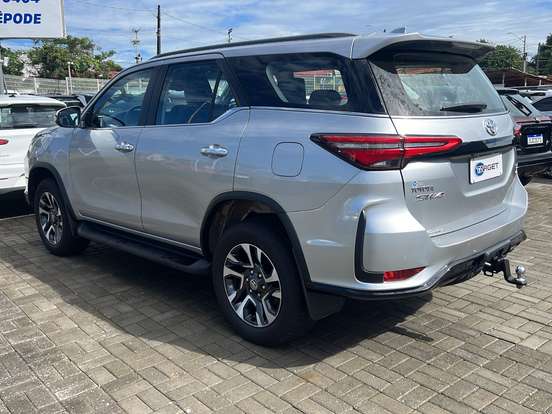 TOYOTA-HILUX SW4-2024