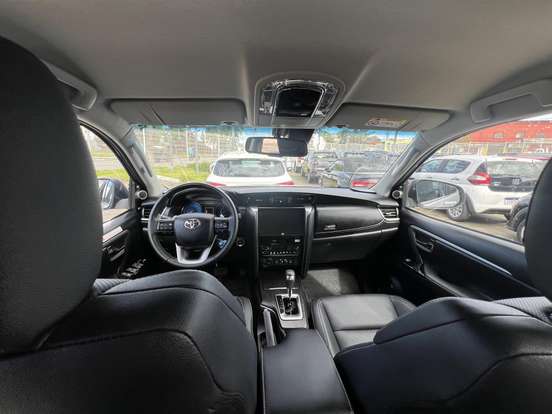 TOYOTA-HILUX SW4-2024
