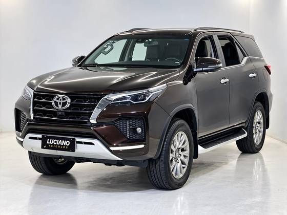 TOYOTA HILUX SW4 2.8 D-4D TURBO DIESEL SRX 4X4 AUTOMÁTICO