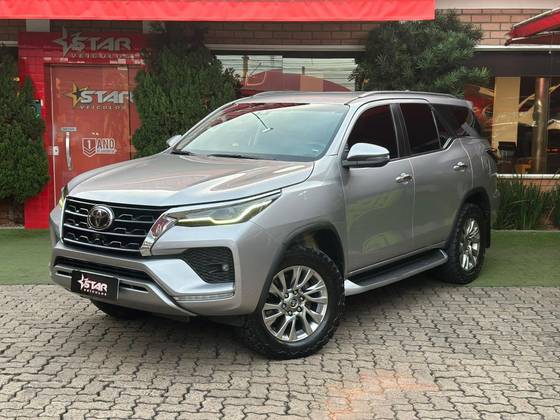 TOYOTA HILUX SW4 2.8 D-4D TURBO DIESEL SRX 4X4 AUTOMÁTICO