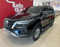 TOYOTA HILUX SW4 2.8 D-4D TURBO DIESEL SRX 7L 4X4 AUTOMÁTICO TOYOTA HILUX SW4 2.8 D-4D TURBO DIESEL SRX 7L 4X4 AUTOMÁTICO