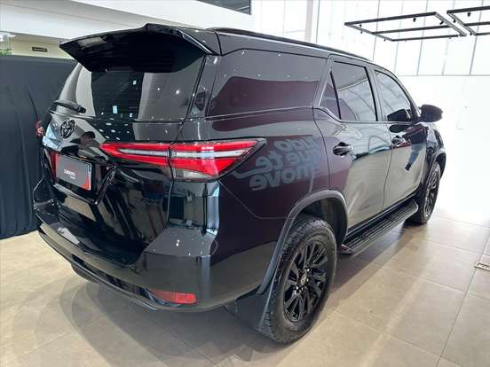 TOYOTA-HILUX SW4-2023