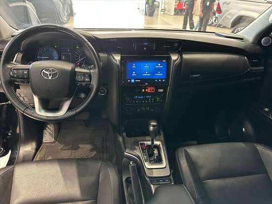 TOYOTA-HILUX SW4-2.8 D-4D TURBO DIESEL SRX 7L 4X4 AUTOMÁTICO TOYOTA-HILUX SW4-2023