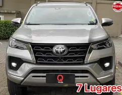 TOYOTA HILUX SW4 2.8 D-4D TURBO DIESEL SRX 7L 4X4 AUTOMÁTICO TOYOTA HILUX SW4 2.8 D-4D TURBO DIESEL SRX 7L 4X4 AUTOMÁTICO
