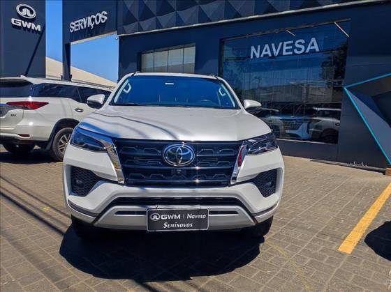 TOYOTA HILUX SW4 2.8 D-4D TURBO DIESEL SRX 7L 4X4 AUTOMÁTICO