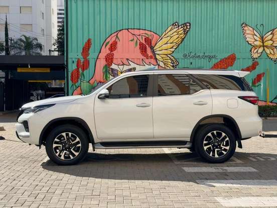 TOYOTA-HILUX SW4-2023