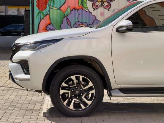 TOYOTA-HILUX SW4-2023
