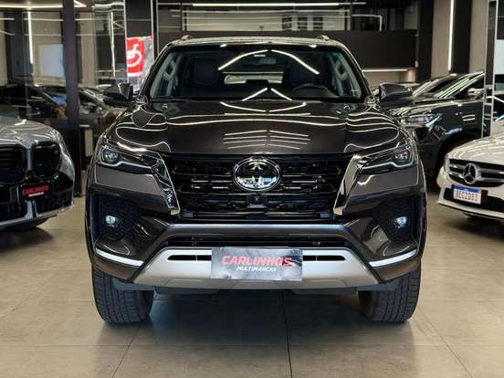 TOYOTA-HILUX SW4-2.8 D-4D TURBO DIESEL SRX 7L 4X4 AUTOMÁTICO TOYOTA-HILUX SW4-2023