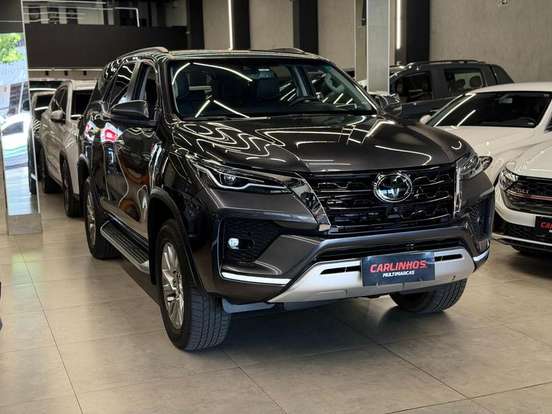 TOYOTA-HILUX SW4-2023