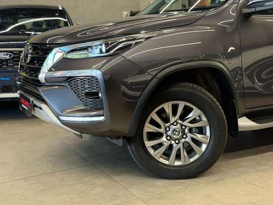 TOYOTA-HILUX SW4-2.8 D-4D TURBO DIESEL SRX 7L 4X4 AUTOMÁTICO TOYOTA-HILUX SW4-2023