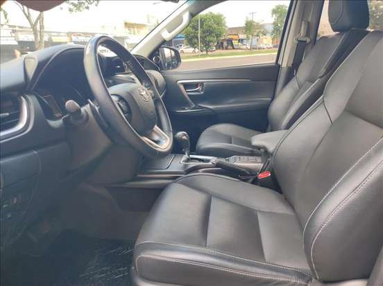 TOYOTA-HILUX SW4-2023