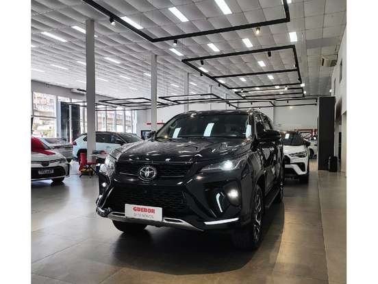 TOYOTA-HILUX SW4-2.8 D-4D TURBO DIESEL SRX PLATINUM 4X4 AUTOMÁTICO TOYOTA-HILUX SW4-2025