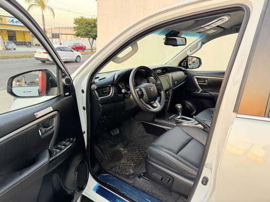 TOYOTA-HILUX SW4-2025