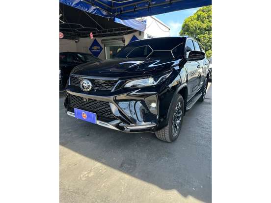 TOYOTA-HILUX SW4-2.8 D-4D TURBO DIESEL SRX PLATINUM 7L 4X4 AUTOMÁTICO TOYOTA-HILUX SW4-2025
