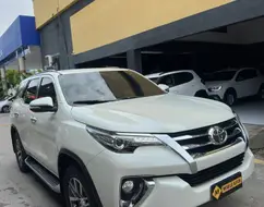 TOYOTA HILUX SW4 2.8 SRX 4X4 7 LUGARES 16V TURBO INTERCOOLER DIESEL 4P AUTOMÁTICO TOYOTA HILUX SW4 2.8 SRX 4X4 7 LUGARES 16V TURBO INTERCOOLER DIESEL 4P AUTOMÁTICO