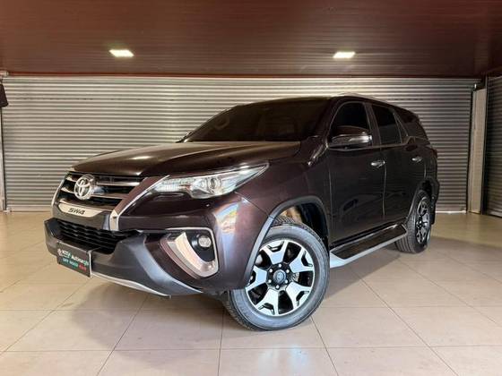 TOYOTA HILUX SW4 2.8 SRX DIAMOND 4X4 7 LUGARES 16V TURBO INTERCOOLER DIESEL 4P AUTOMÁTICO
