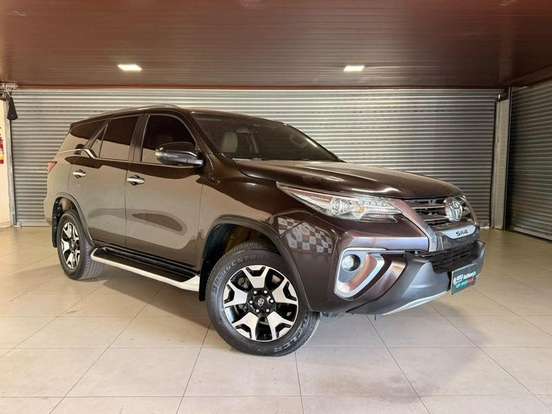 TOYOTA-HILUX SW4-2.8 SRX DIAMOND 4X4 7 LUGARES 16V TURBO INTERCOOLER DIESEL 4P AUTOMÁTICO TOYOTA-HILUX SW4-2019