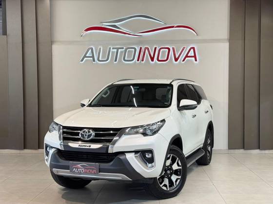 TOYOTA HILUX SW4 2.8 SRX DIAMOND 4X4 7 LUGARES 16V TURBO INTERCOOLER DIESEL 4P AUTOMÁTICO
