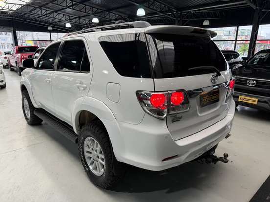 TOYOTA-HILUX SW4-3.0 SRV 4X4 7 LUGARES 16V TURBO INTERCOOLER DIESEL 4P AUTOMÁTICO TOYOTA-HILUX SW4-2015