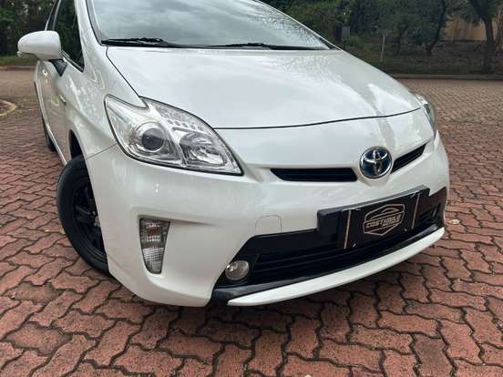 TOYOTA-PRIUS-2015