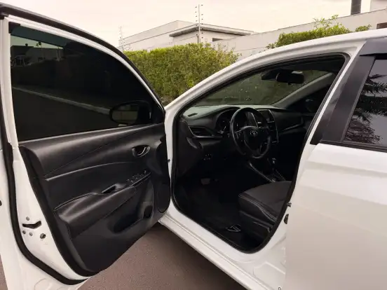 TOYOTA-YARIS-2023