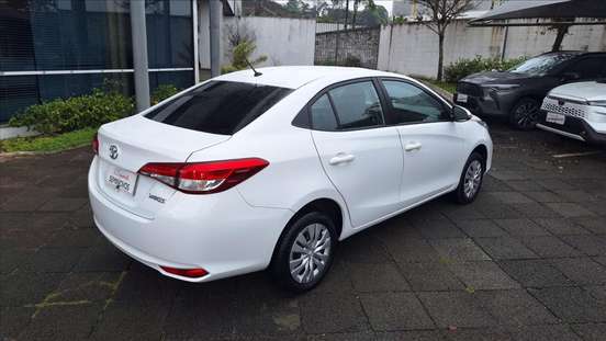 TOYOTA-YARIS-2023
