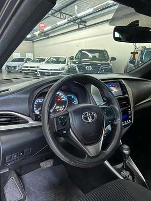 TOYOTA-YARIS-2021