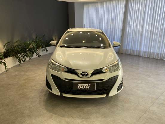 TOYOTA-YARIS-2021