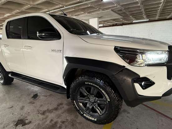 TOYOTA-HILUX-2.8 D-4D TURBO DIESEL CD SR 4X4 AUTOMÁTICO TOYOTA-HILUX-2025