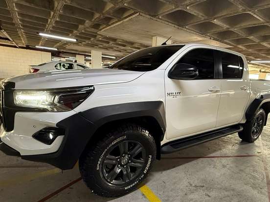 TOYOTA-HILUX-2.8 D-4D TURBO DIESEL CD SR 4X4 AUTOMÁTICO TOYOTA-HILUX-2025