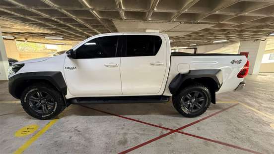 TOYOTA-HILUX-2.8 D-4D TURBO DIESEL CD SR 4X4 AUTOMÁTICO TOYOTA-HILUX-2025