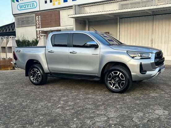 TOYOTA-HILUX-2.8 D-4D TURBO DIESEL CD SRX 4X4 AUTOMÁTICO TOYOTA-HILUX-2025