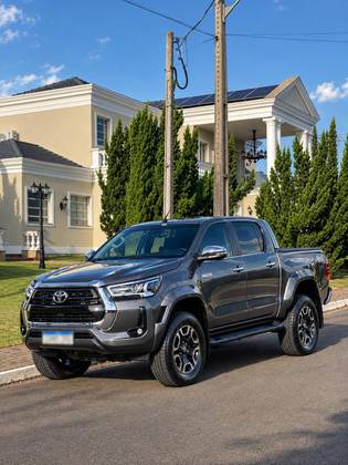 TOYOTA HILUX 2.8 D-4D TURBO DIESEL CD SRX PLUS 4X4 AUTOMÁTICO