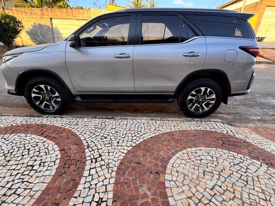 TOYOTA HILUX SW4 2.8 D-4D TURBO DIESEL SRX PLATINUM 7L 4X4 AUTOMÁTICO
