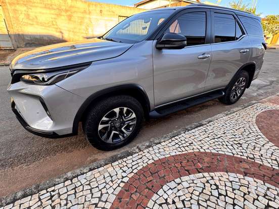 TOYOTA-HILUX SW4-2024