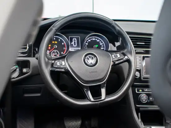 VOLKSWAGEN-GOLF-2015