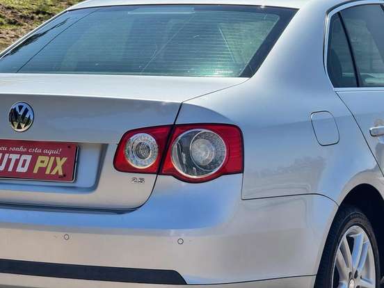 VOLKSWAGEN-JETTA-2.5 I 20V 170CV GASOLINA 4P TIPTRONIC VOLKSWAGEN-JETTA-2009
