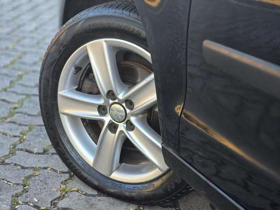 VOLKSWAGEN-POLO SEDAN-2010