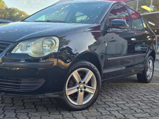 VOLKSWAGEN-POLO SEDAN-2010