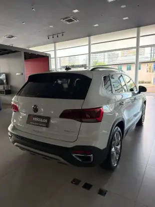 VOLKSWAGEN-TAOS-2023