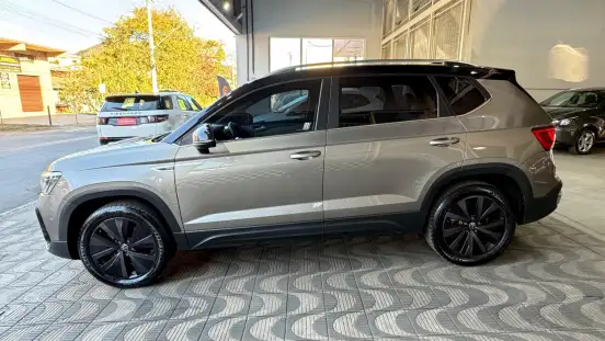 VOLKSWAGEN-TAOS-2021