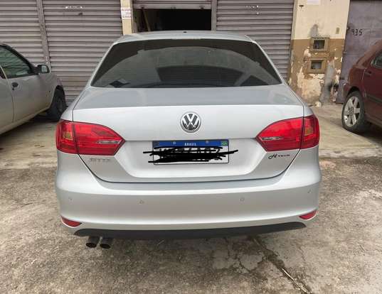 VOLKSWAGEN-JETTA-2012