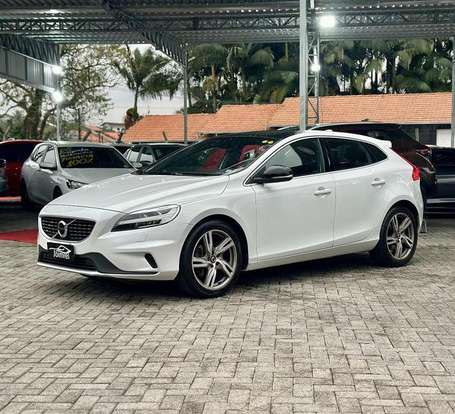 VOLVO-V40-2018