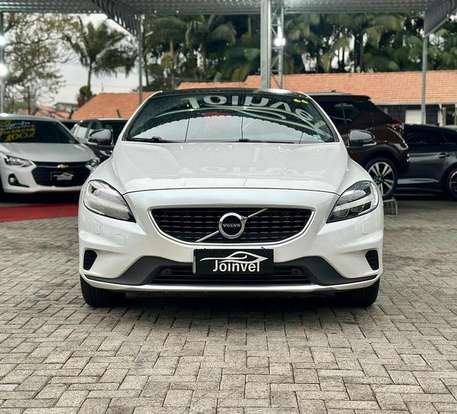 VOLVO-V40-2018