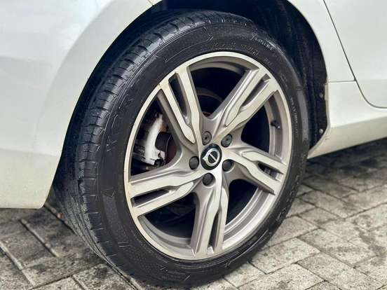 VOLVO-V40-2018