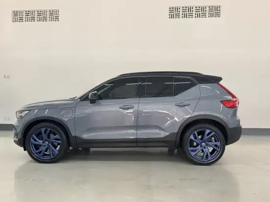 VOLVO-XC40-2020