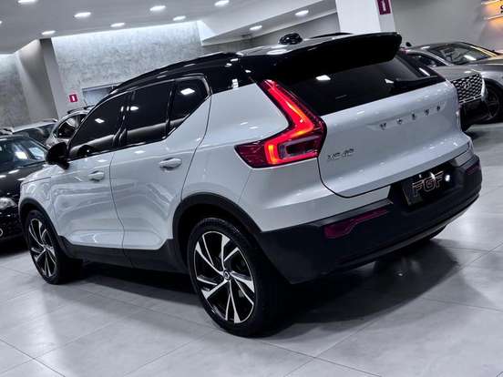VOLVO-XC40-2020